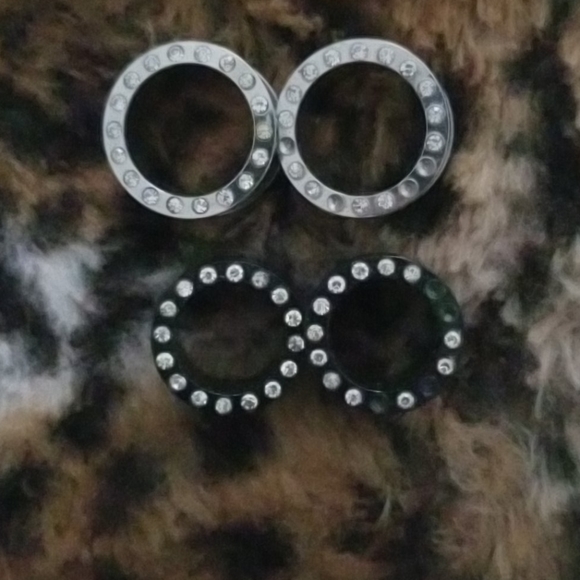 Ear plugs & tunnels - Picture 3 of 4